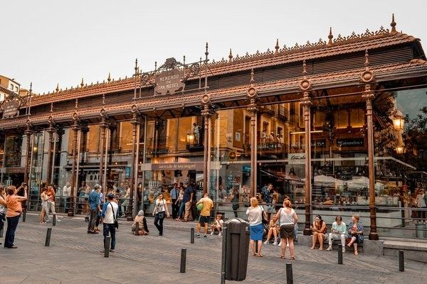 Visita al Mercado de San Miguel: recorrido por las tapas, vinos y bares de azotea de Madrid.