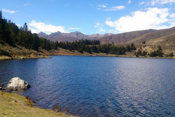 Laguna de Mucubají y monumento Loca Luz Caraballo en el páramo.