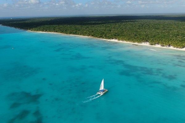 Isla Saona en catamarán, día completo (10 horas), con almuerzo.
